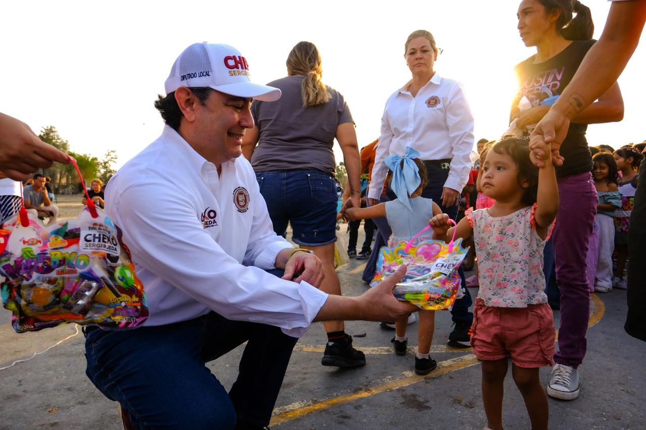 Celebra “Cheko” Ojeda Día de Reyes Magos con niñas y niños del distrito 3