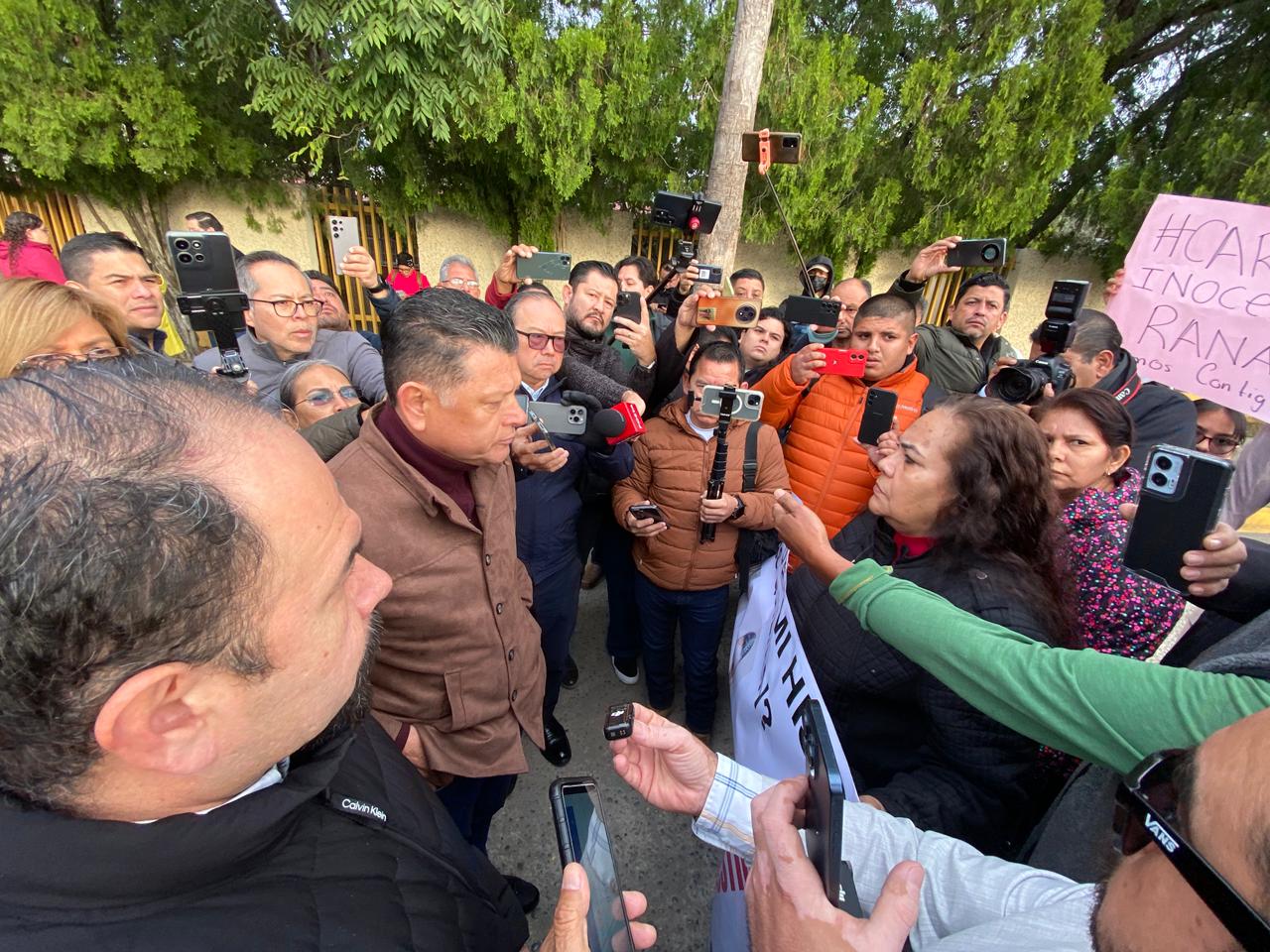 Familiares y compañeros exigen justicia para camillero detenido; denuncian presunta detención irregular