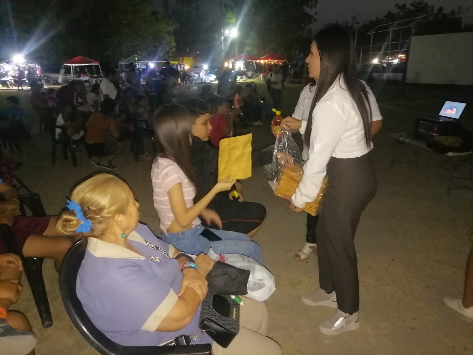 Cine en tu Colonia lleva alegría y unión familiar a la colonia Popular con Astrid Sontoya Muller.