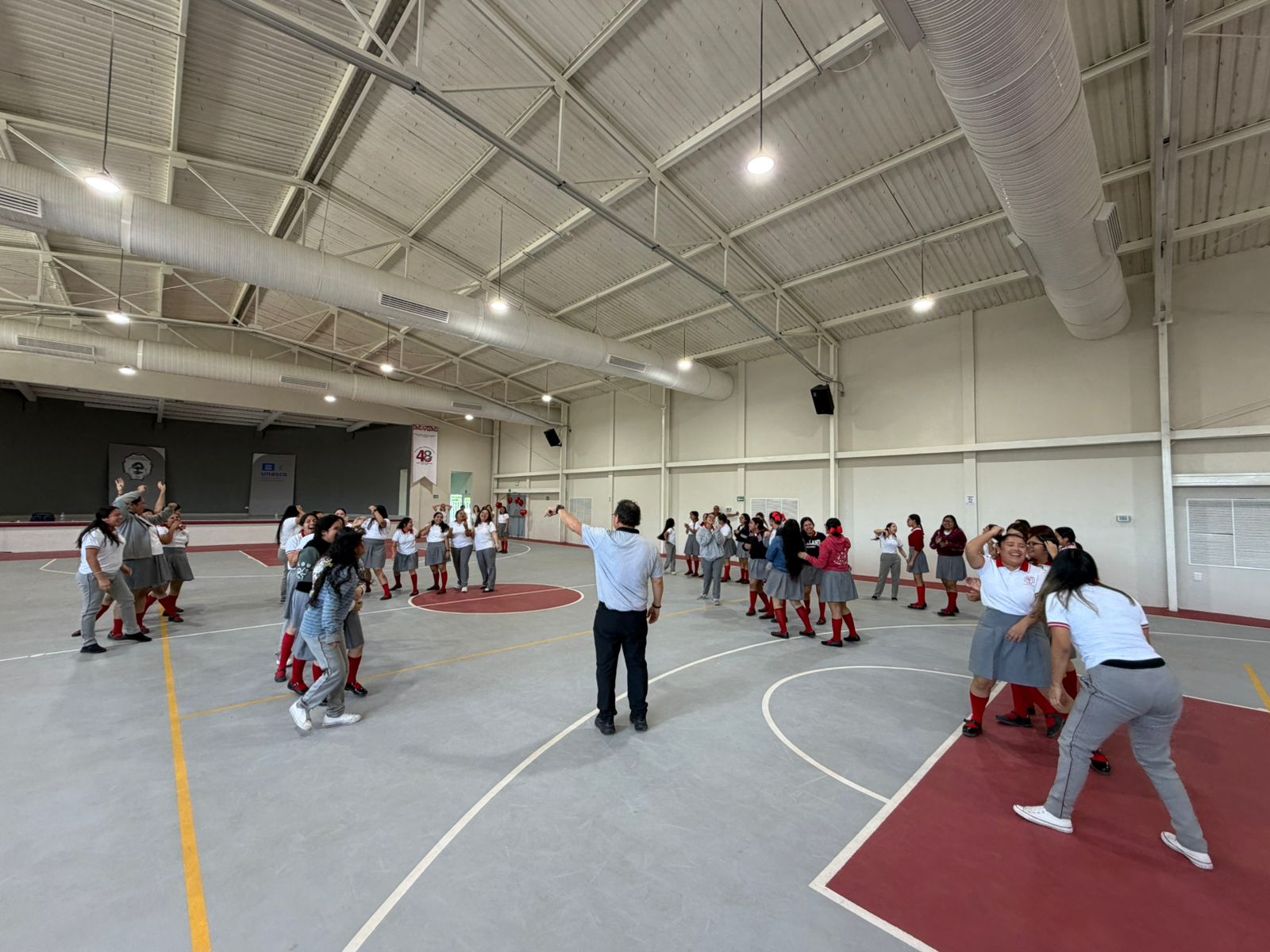 Recibe la Normal Estefanía Castañeda Caravanas Interactivas de Educación Física