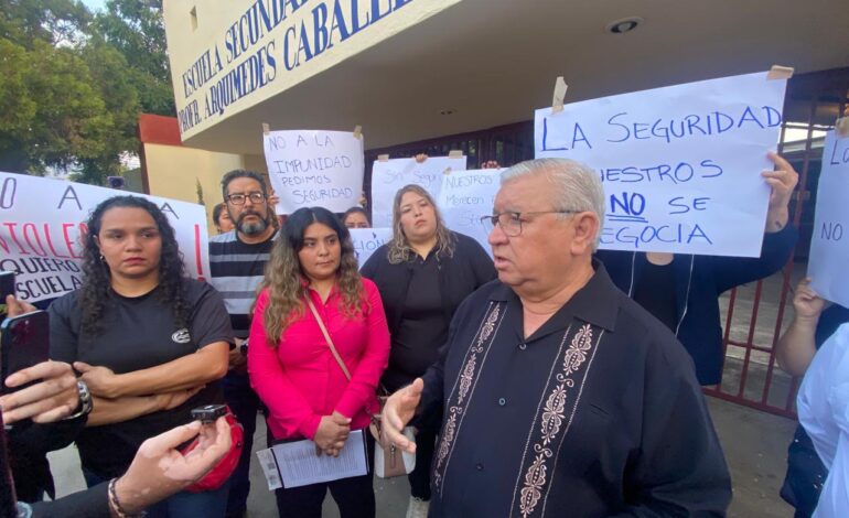 Padres de familia cierran plantel escolar en Ciudad Victoria
