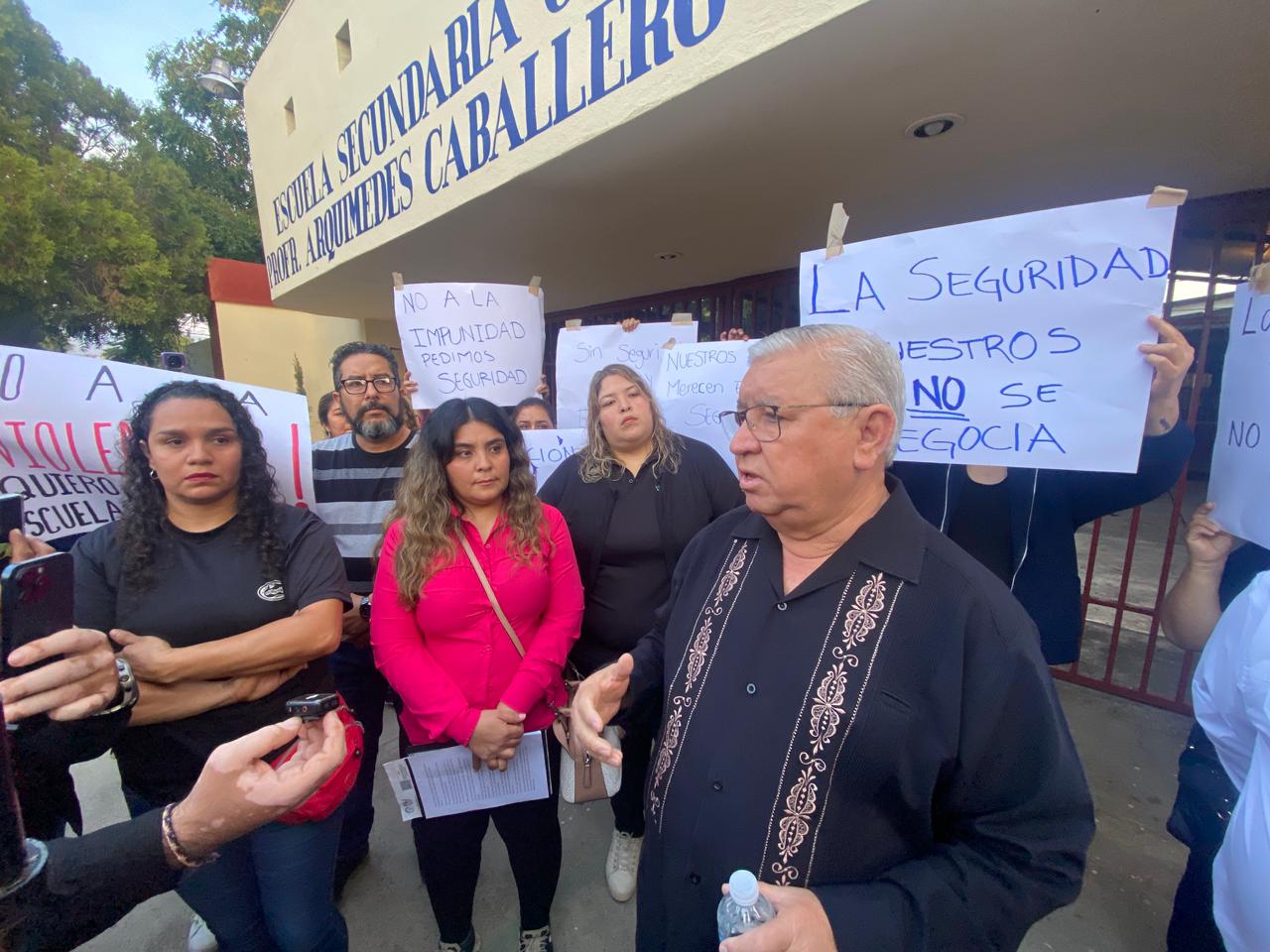 Padres de familia cierran plantel escolar en Ciudad Victoria