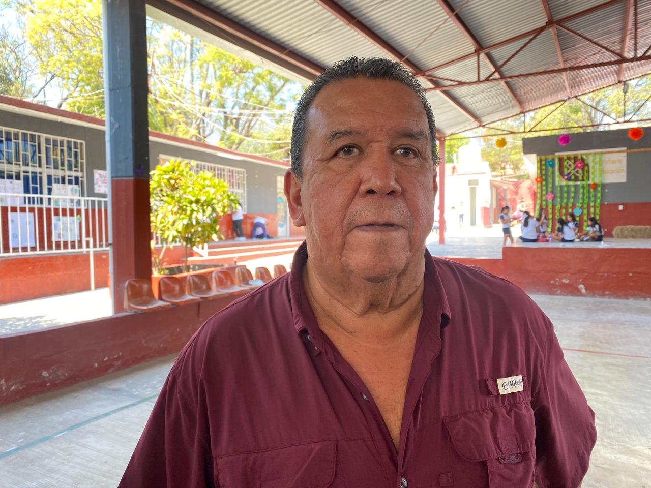 Pide director apoyo vial en salida escolar por tráfico de tráileres en primaria Matías S. Canales
