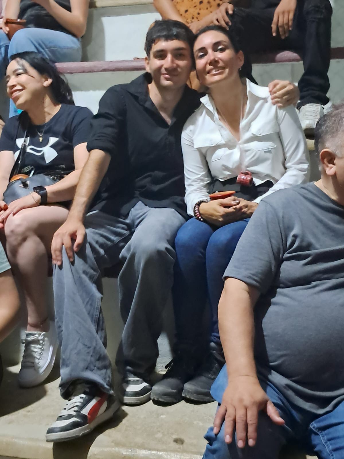 Astrid Sontoya vive la tradición de Quintero acompañada de su hijo, reflejo de unión y apoyo familiar