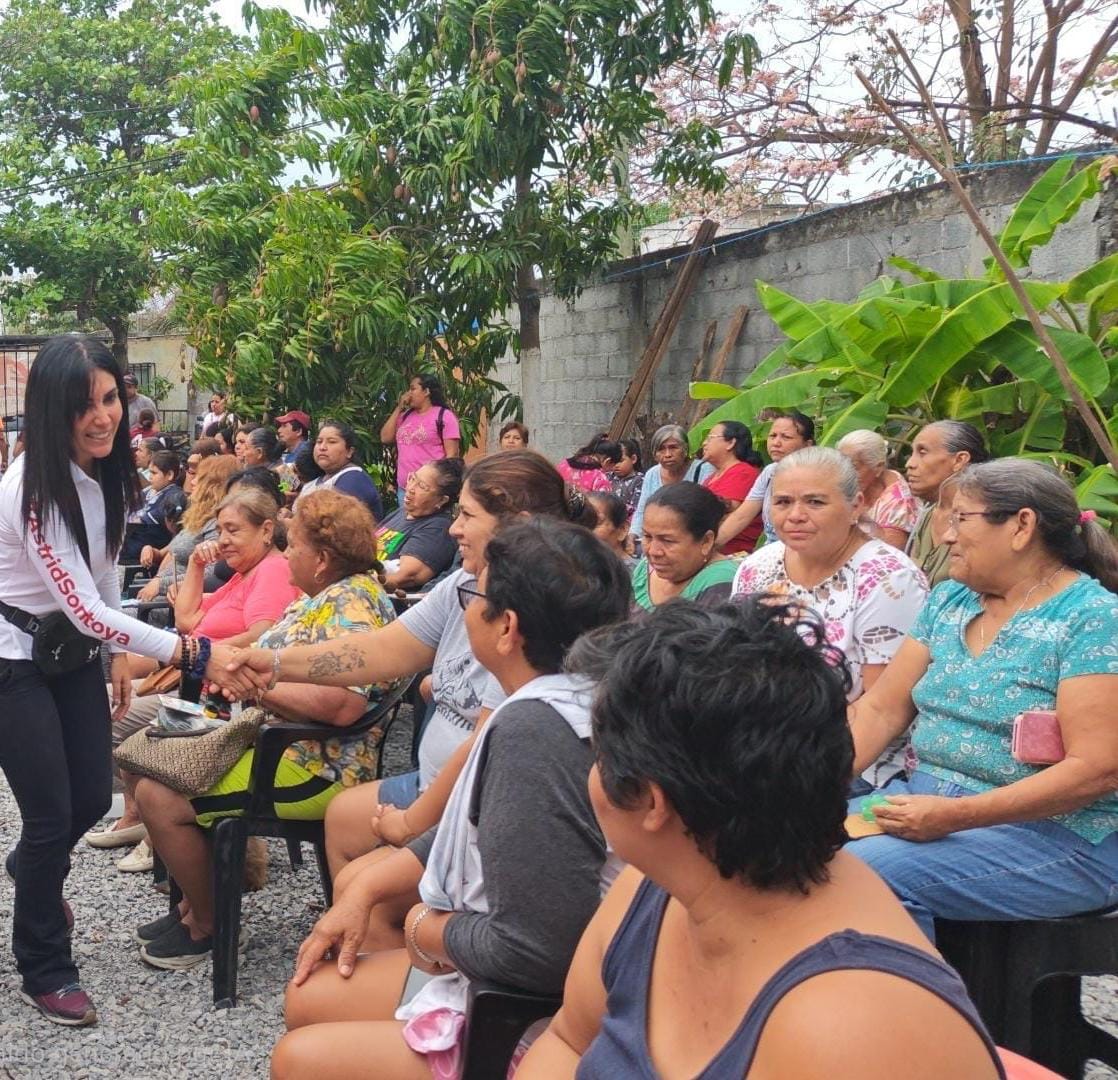 Astrid Sontoya Muller dialoga con vecinos de tres colonias para atender necesidades comunitarias.