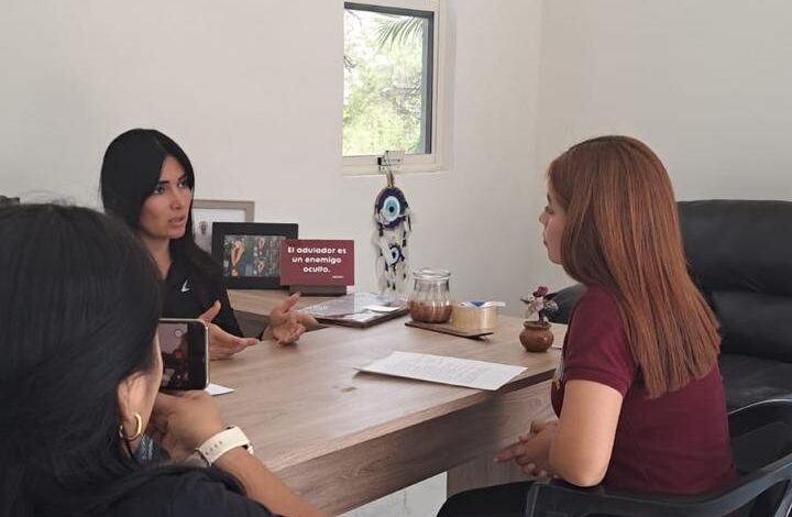 Alumnas de Pedagogía realizan ejercicio formativo con la regidora Astrid Sontoya Muller.