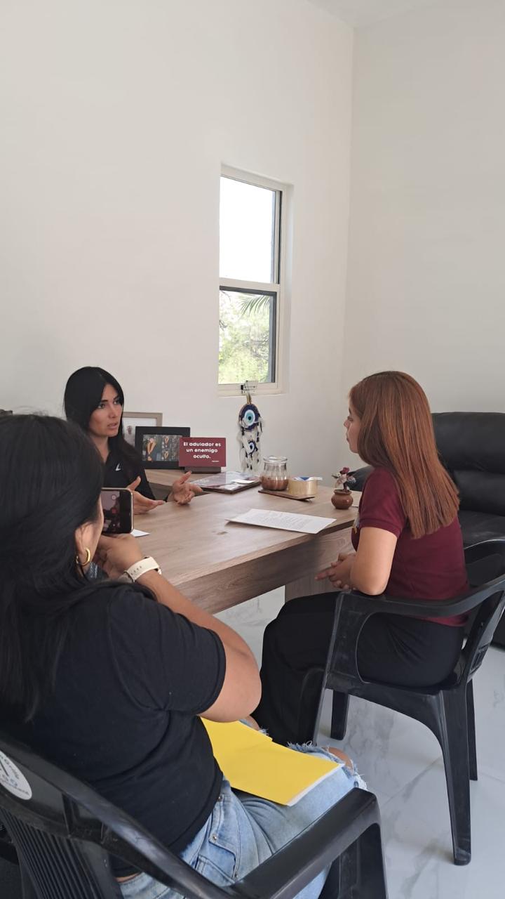 Alumnas de Pedagogía realizan ejercicio formativo con la regidora Astrid Sontoya Muller.