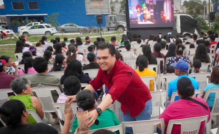 Disfrutan chicos y grandes “HP Cinema” en Balcones de Alcalá, conviviendo con el diputado Humberto Prieto Herrera