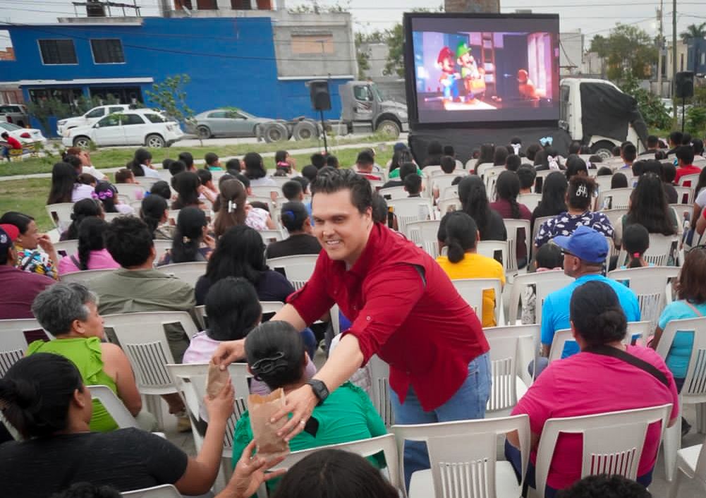 Disfrutan chicos y grandes “HP Cinema” en Balcones de Alcalá, conviviendo con el diputado Humberto Prieto Herrera
