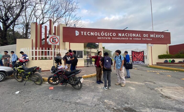 Estudiantes del Tec Victoria colocan candados y suspenden actividades en protesta