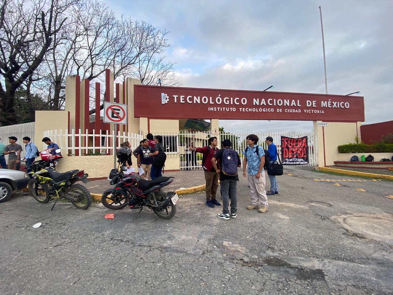 Estudiantes del Tec Victoria colocan candados y suspenden actividades en protesta