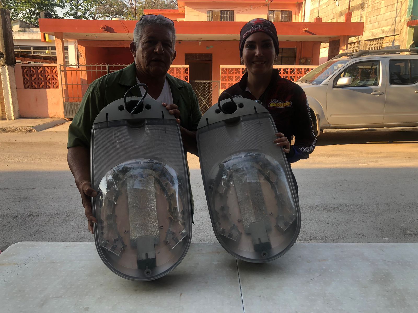 Vecinos de la Colonia Arboledas reciben apoyo de lámparas por parte de la Regidora Astrid.