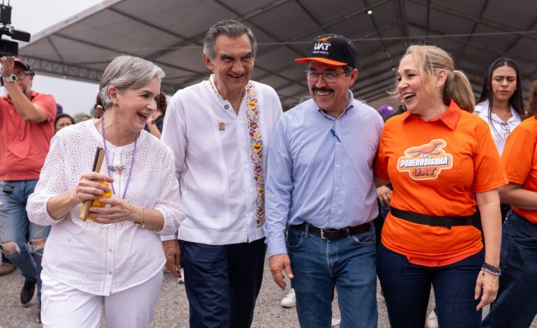 Rodeado de niños alegres, el gobernador Américo y el rector Dámaso Anaya disfrutaron de las amenidades de la UAT en el DIFzania 2026
