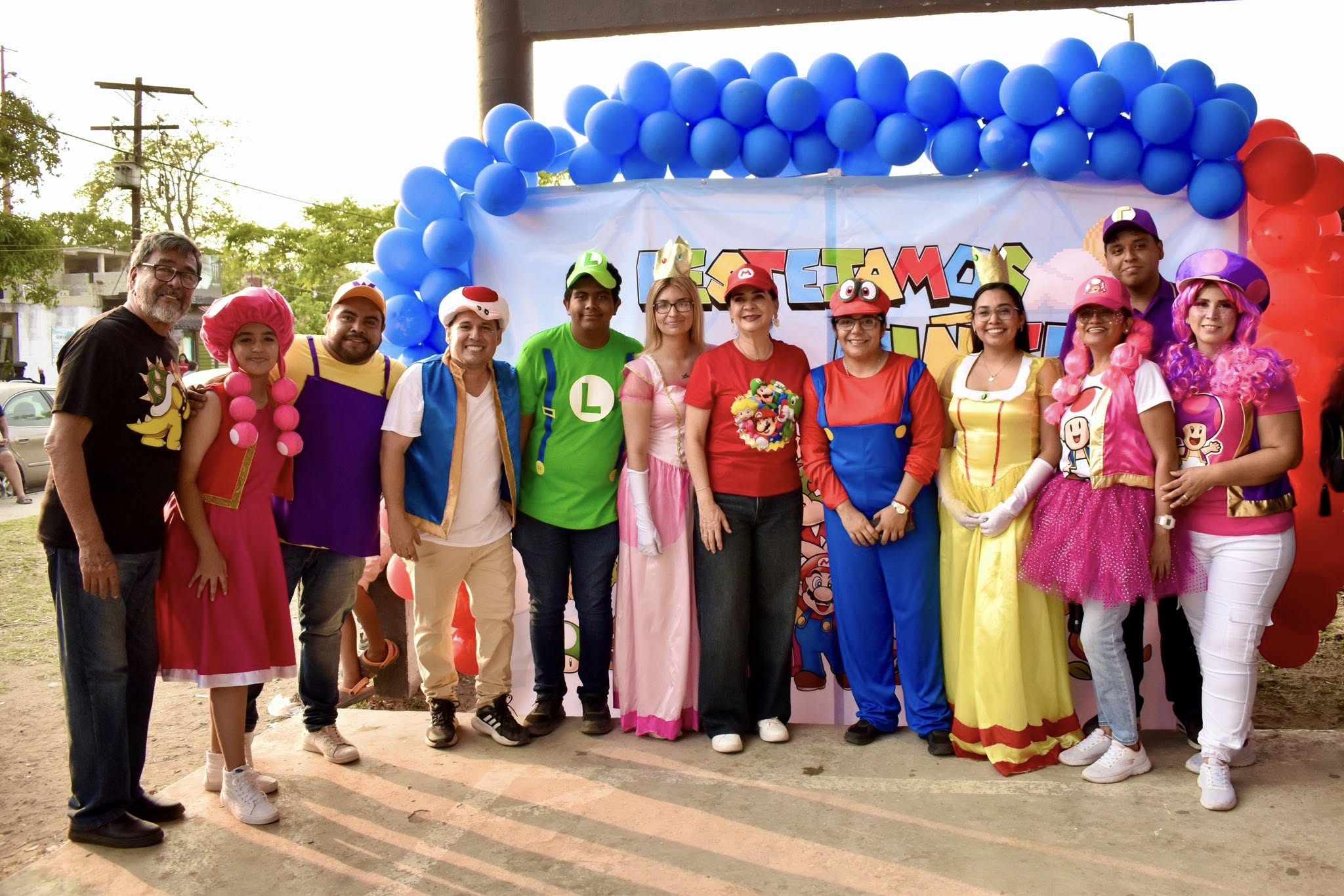 Lucero Deosdady Martínez  y Mónica Villarreal  encabezan festejos para las familias en la colonia «La Borreguera»