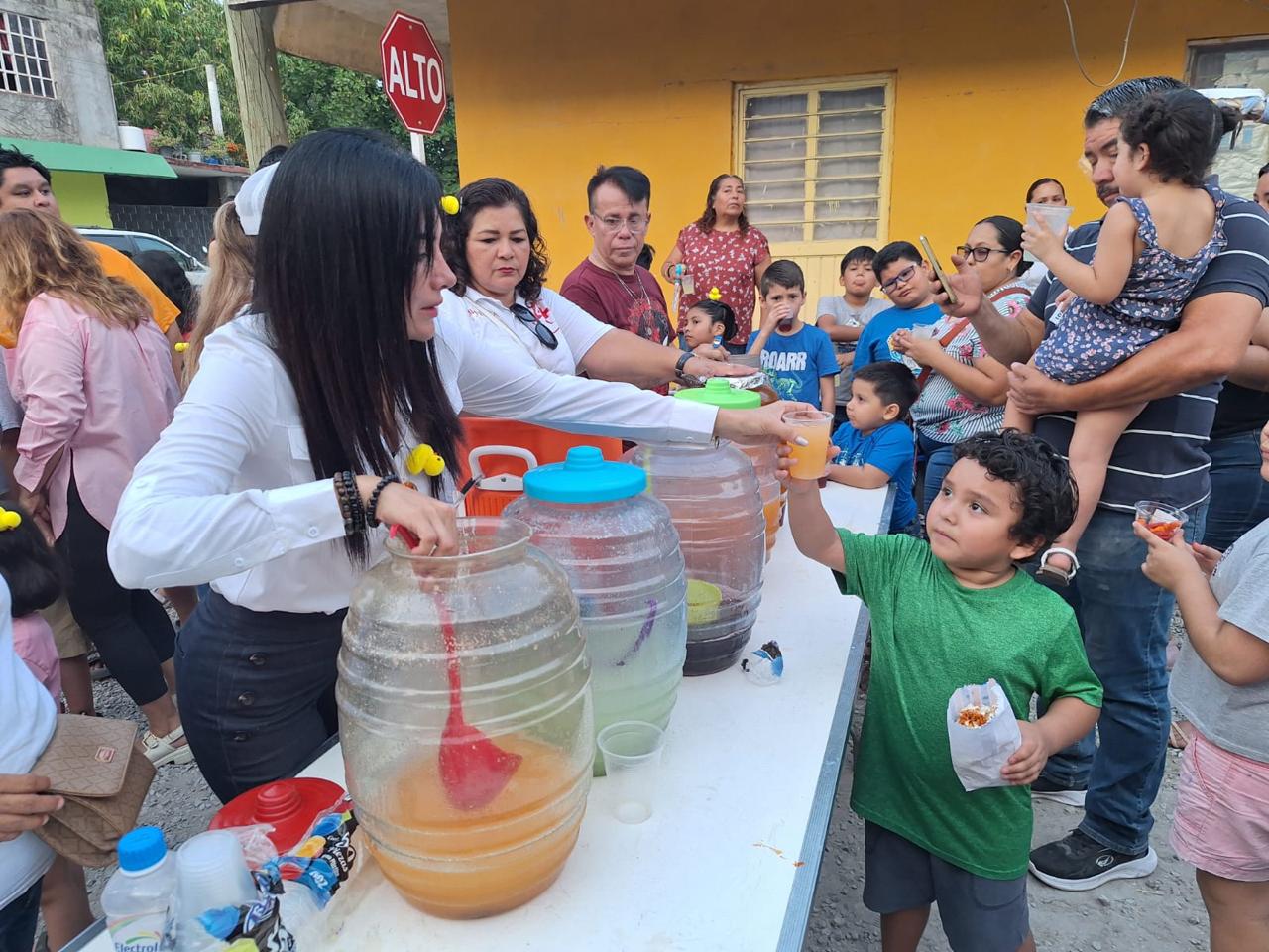 Vive la infancia mantense una tarde llena de emoción con box y lucha libre.