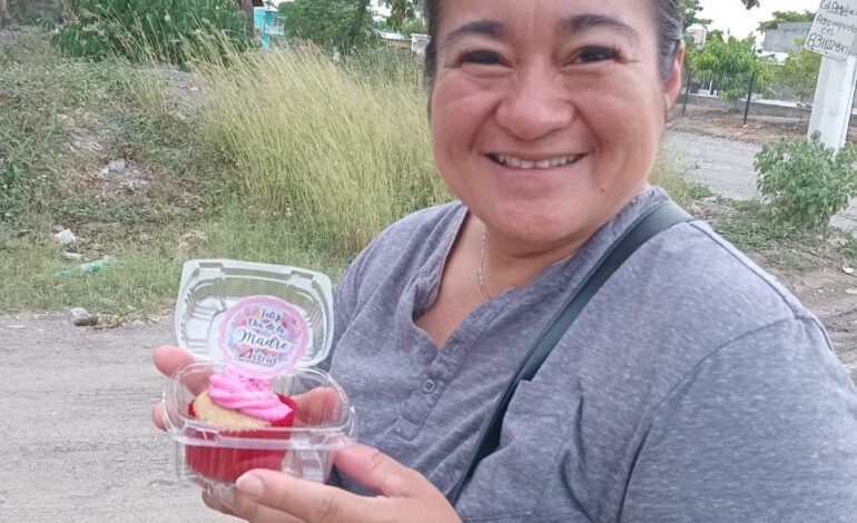 Astrid Sontoya Muller hace llegar detalles y felicitaciones a las mamás de distintas colonias