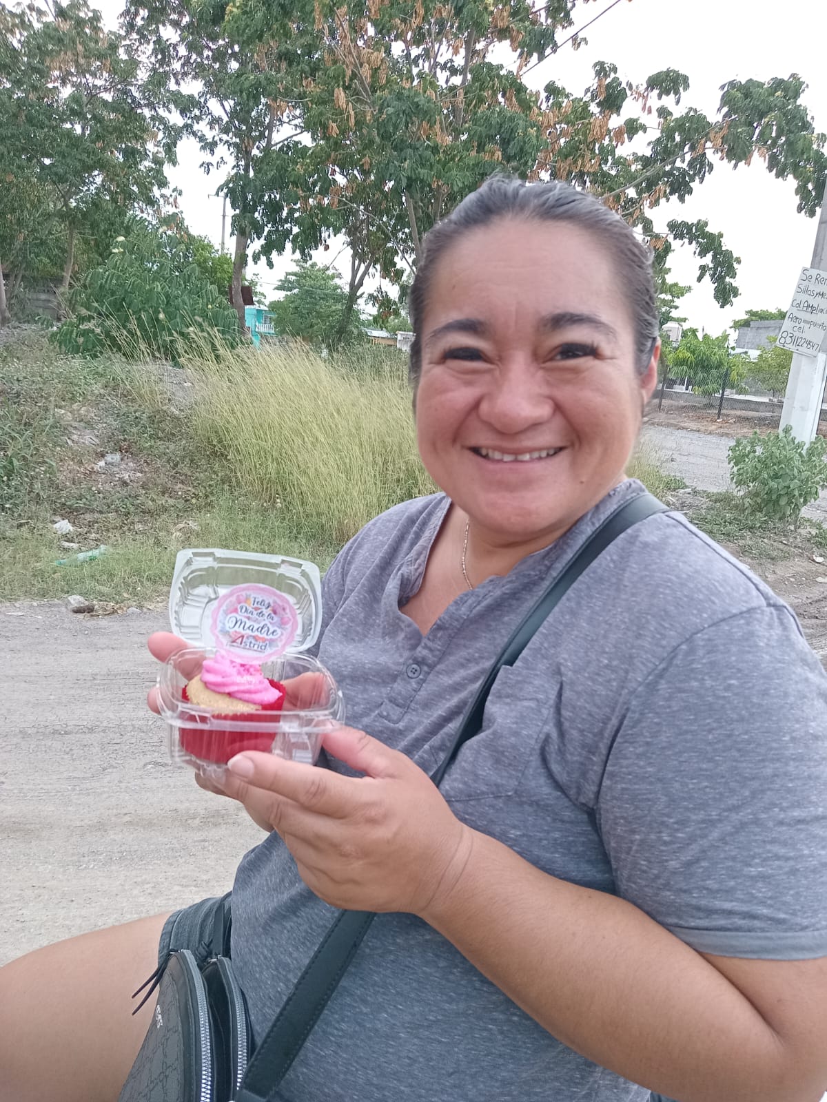 Astrid Sontoya Muller hace llegar detalles y felicitaciones a las mamás de distintas colonias