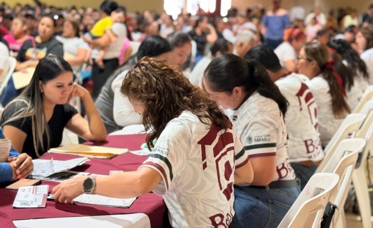 ARRANCA LA ENTREGA DE TARJETAS BECA DE APOYO DE UNIFORMES Y ÚTILES “RITA CETINA” PRIMARIA, QUE OTORGA EL GOBIERNO DE MÉXICO