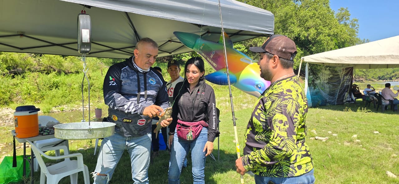 Asiste Astrid Sontoya Muller como invitada al Torneo de Pesca “La Carpa 2026”