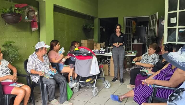 Vecinos de la Nacional Colectiva 3 exponen necesidades a la regidora Astrid Sontoya Müller