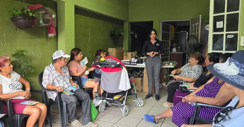 Vecinos de la Nacional Colectiva 3 exponen necesidades a la regidora Astrid Sontoya Müller