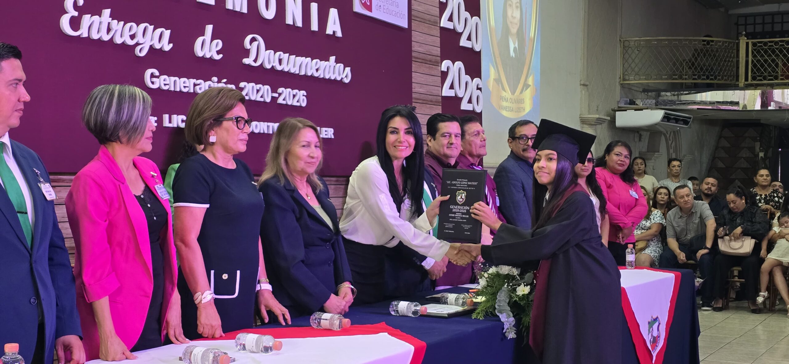 Astrid Sontoya Muller apadrina a la Generación 2026 de la Primaria «Lic. Adolfo López Mateos»