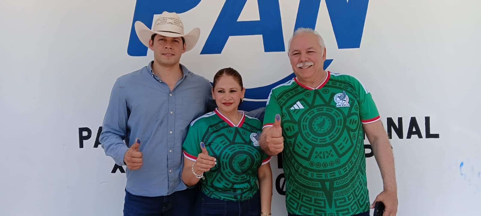 César Verástegui emite su voto en la elección interna del PAN
