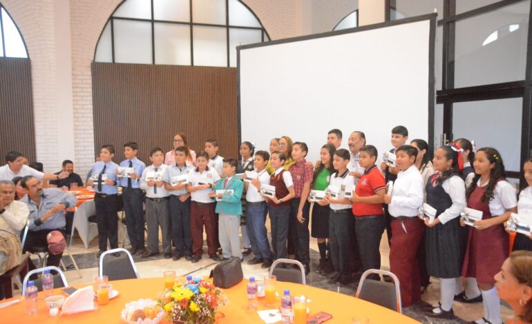 Alumnos destacados de la Olimpiada del Conocimiento Infantil recibirán viaje a la Ciudad de México, becas y anteojos