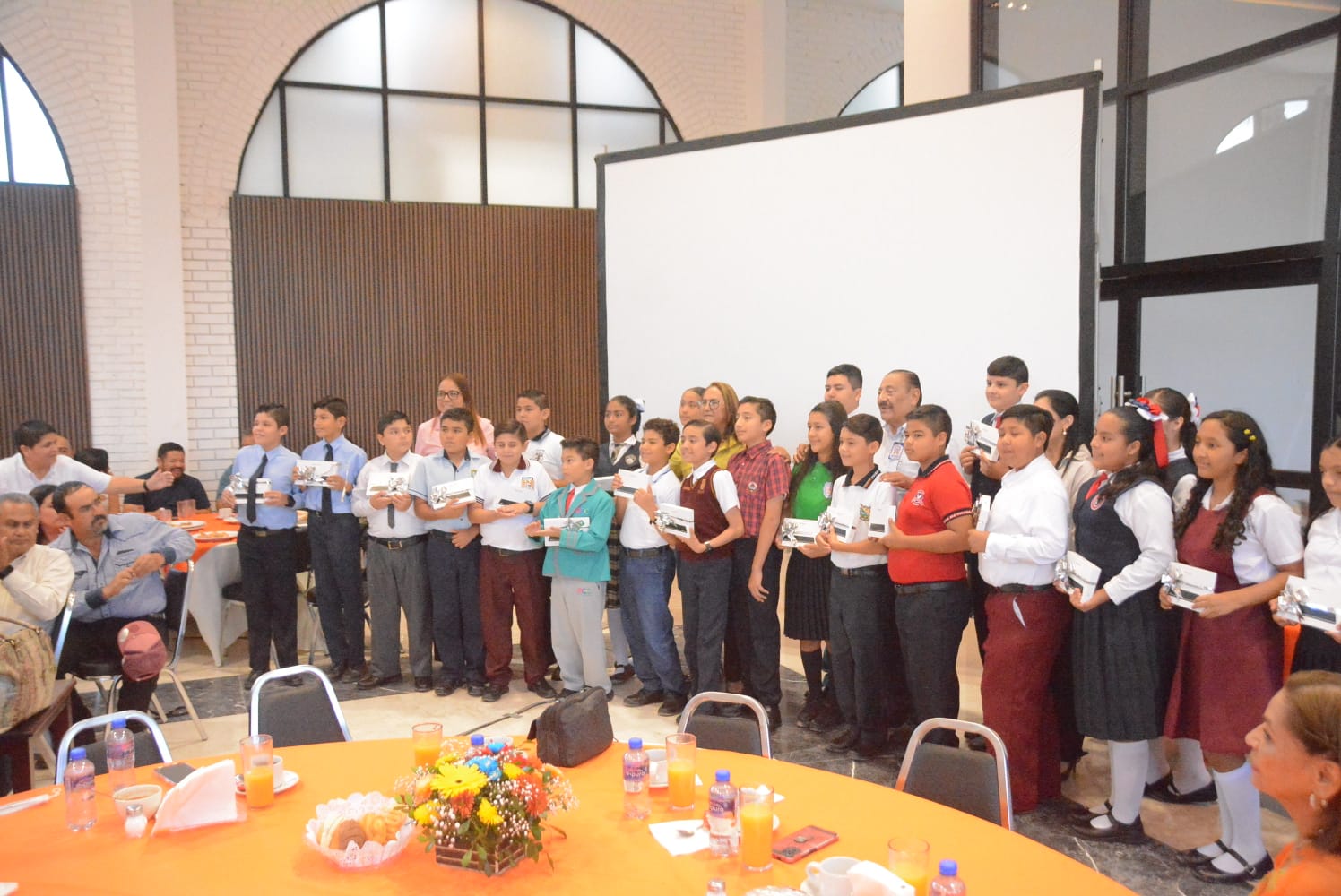 Alumnos destacados de la Olimpiada del Conocimiento Infantil recibirán viaje a la Ciudad de México, becas y anteojos