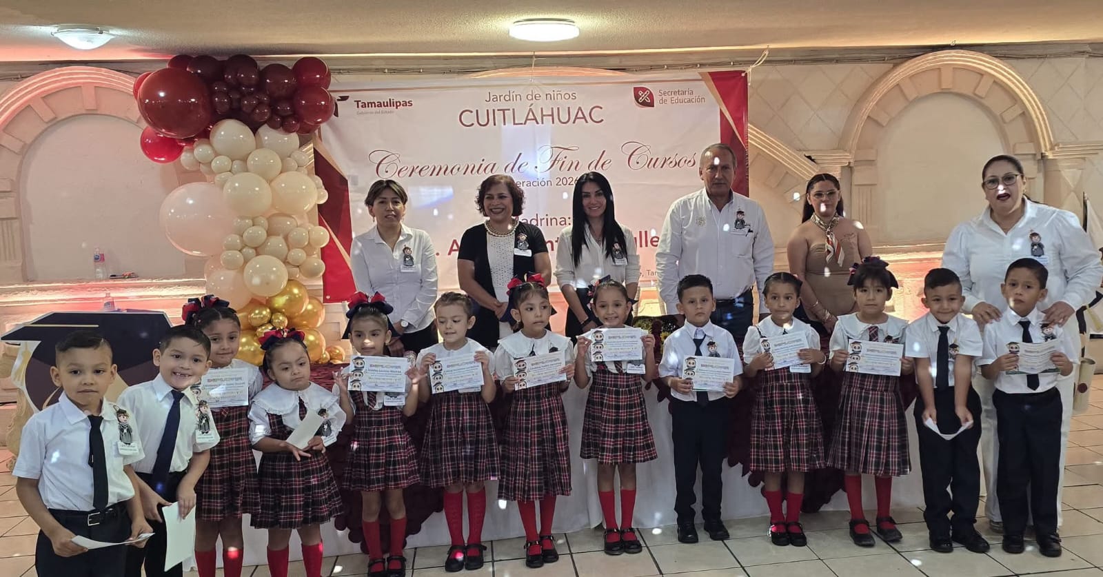 Astrid Sontoya acompaña como madrina de generación a alumnos del Jardín de Niños Cuitláhuac