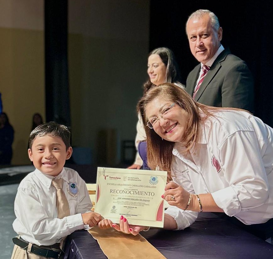 La educación le devuelve el cariño: Ana Laura Huerta apadrina una generación más
