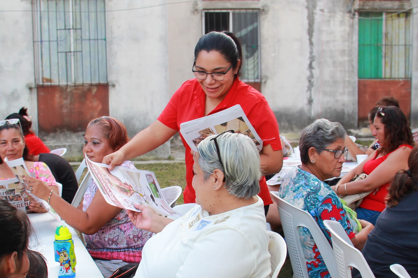 Continúa Lucero Deosdady llevando el mensaje de la transformación a las colonias