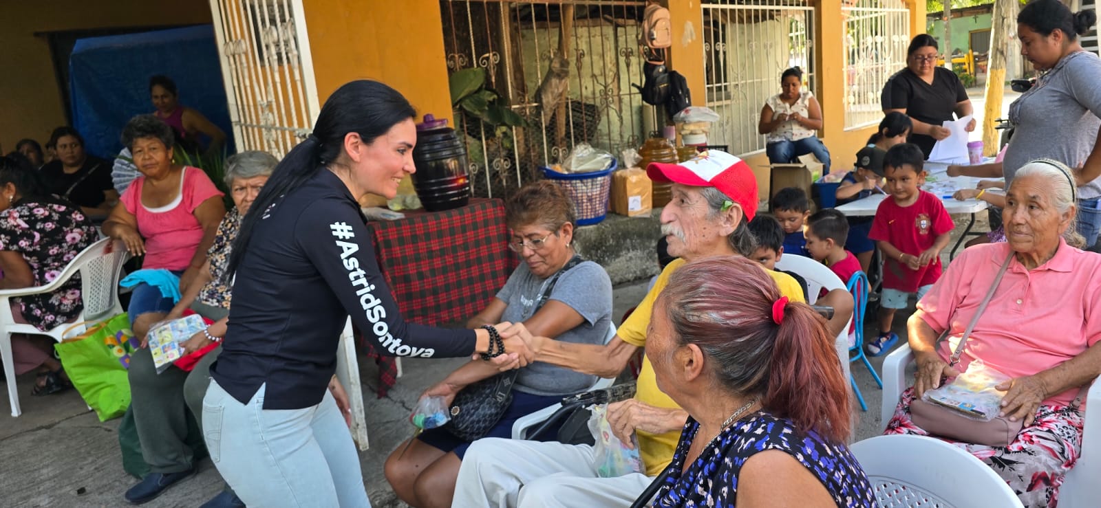 Atiende a más de 70 vecinos de la colonia Benito Juárez la regidora Astrid Sontoya en El Mante