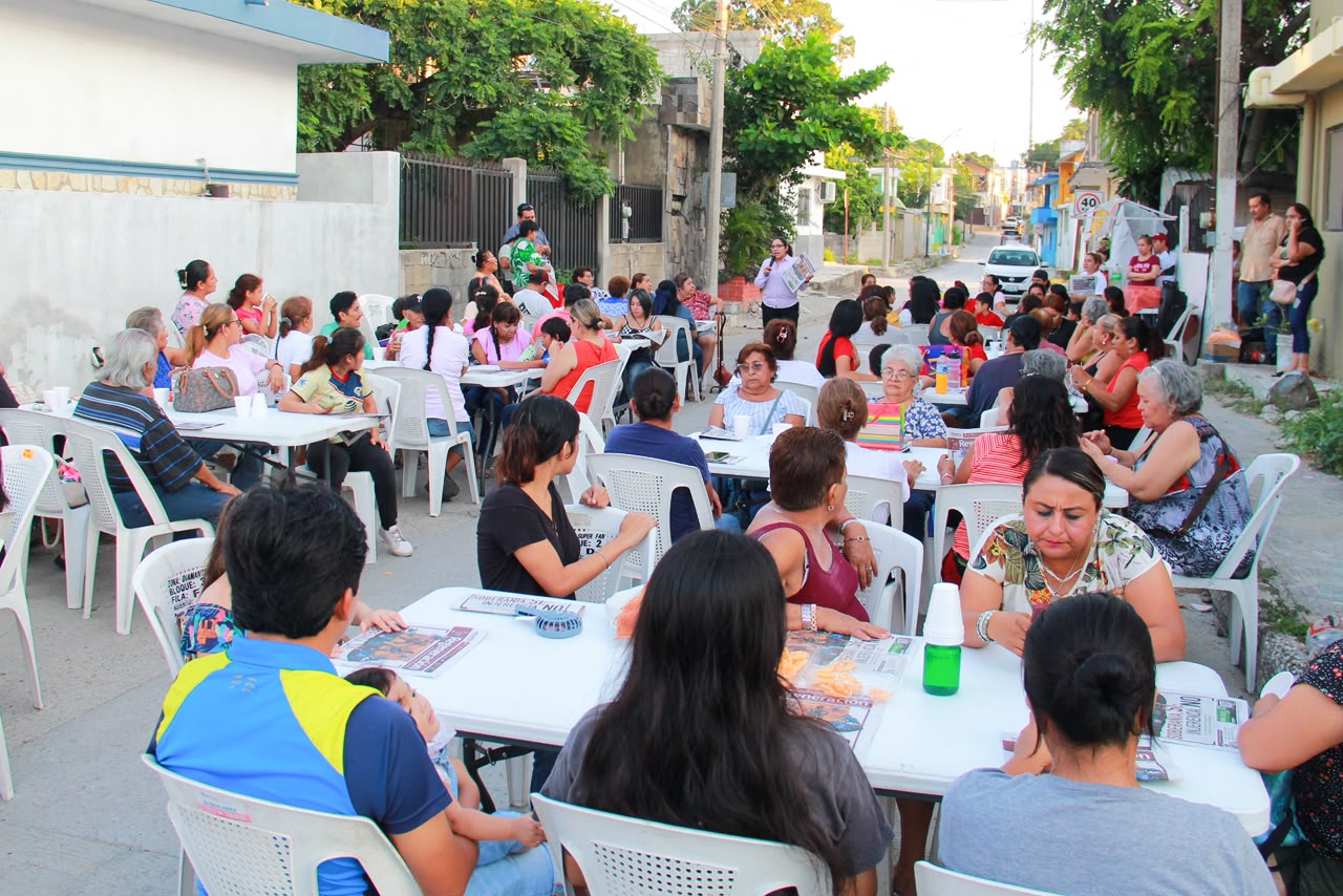 Dialoga Lucero Deosdady con familias de la colonia Carmen Romano