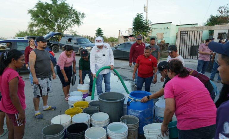 Entrega Sergio «Cheko» Ojeda agua potable a familias de las colonias El Campanario y Villas de Oradel