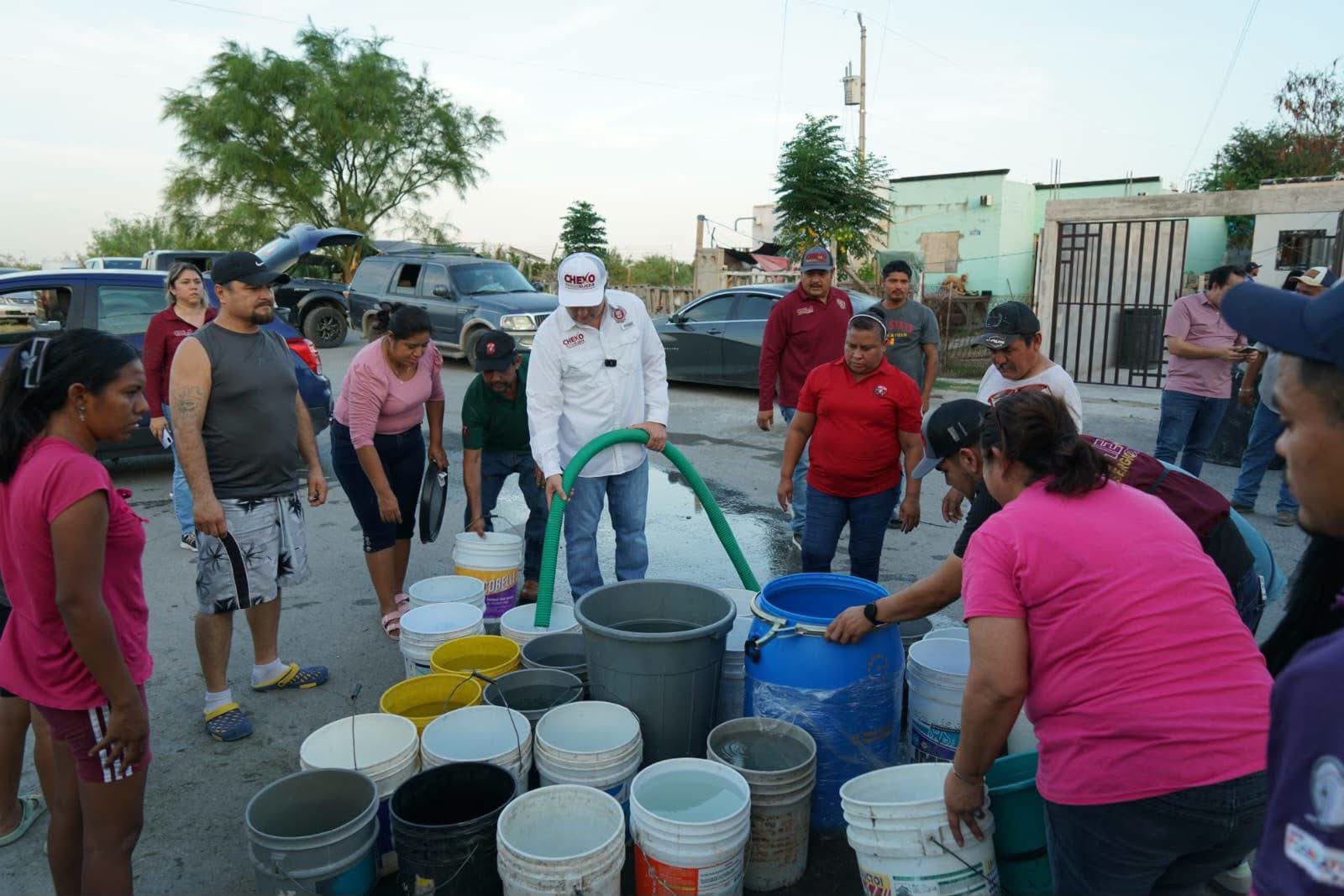 Entrega Sergio «Cheko» Ojeda agua potable a familias de las colonias El Campanario y Villas de Oradel